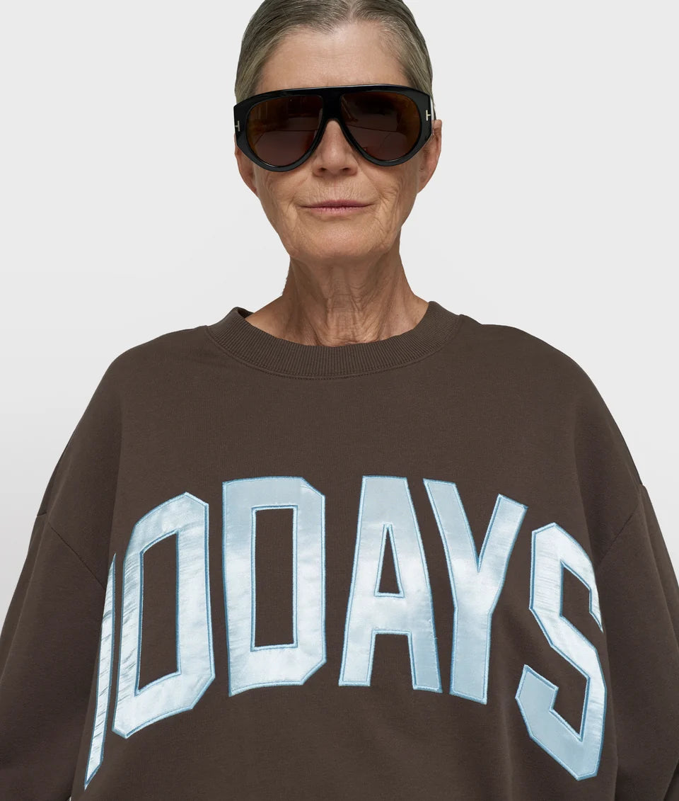 10DAYS Sweater Baseball in Light Shiitake met oversized pasvorm