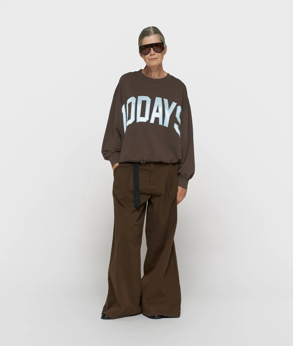 10DAYS Sweater Baseball in Light Shiitake met oversized pasvorm