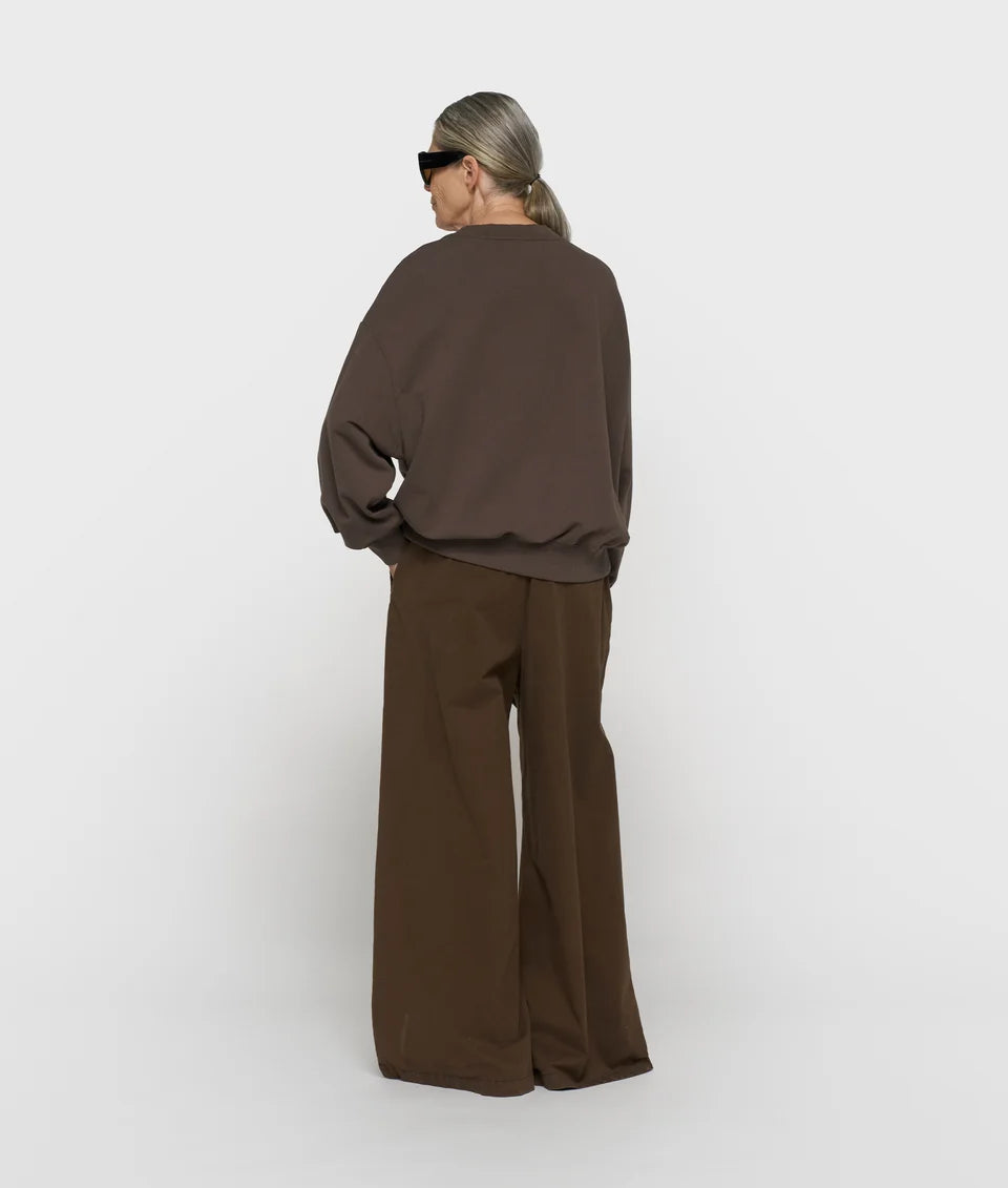 10DAYS Sweater Baseball in Light Shiitake met oversized pasvorm achterkant