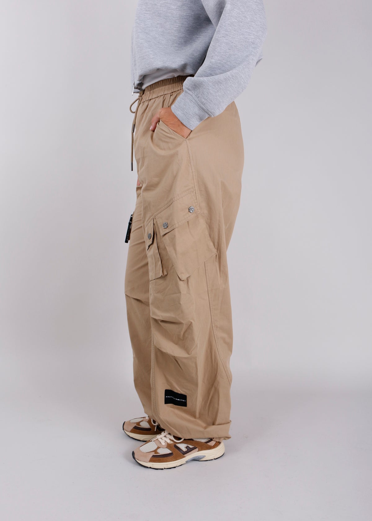 Haute L'Amitié Cargo Broek Air Zip Tall in Walnut