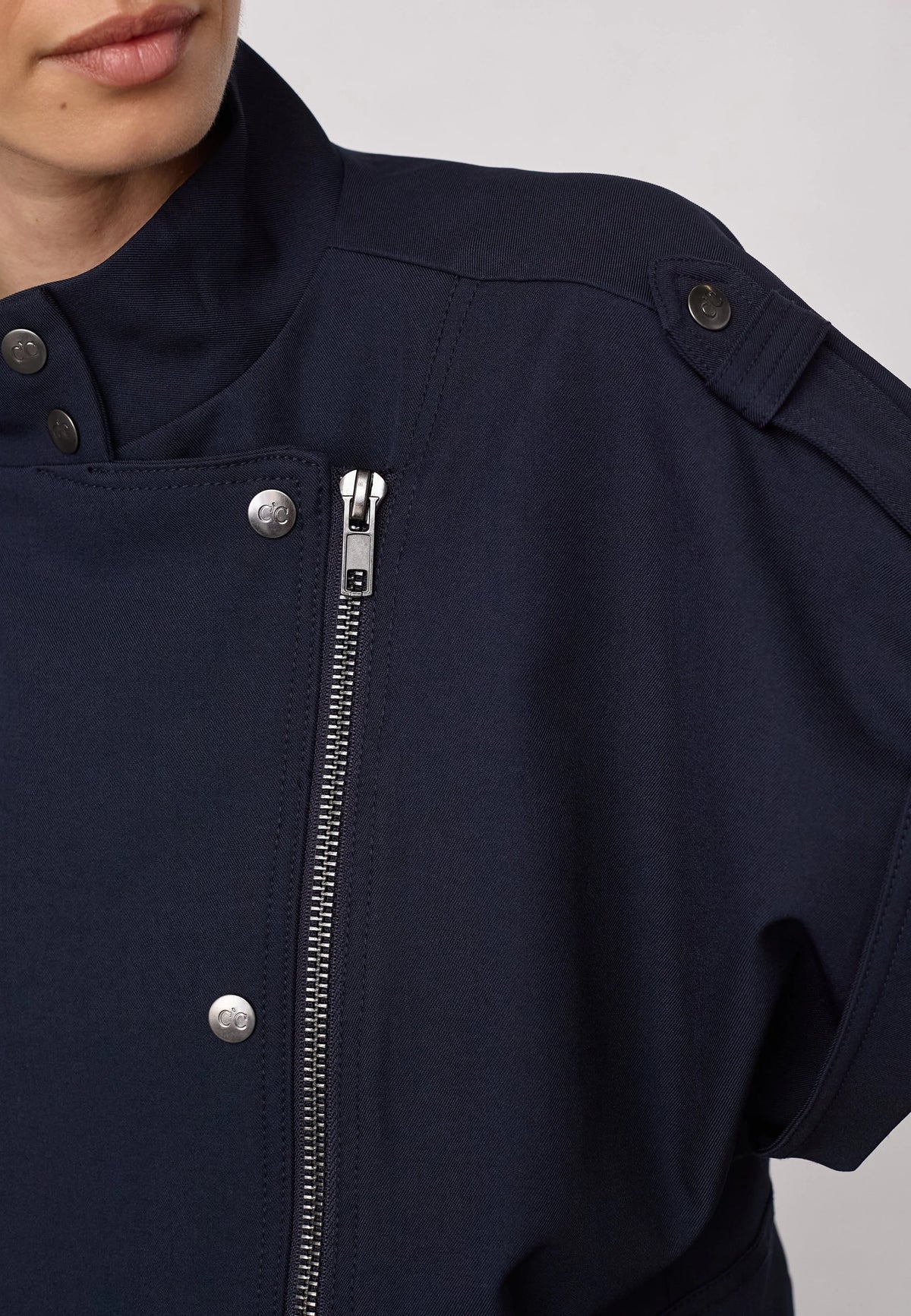 Detail van de knopen en ritssluiting van het Co'Couture LunaCC gilet