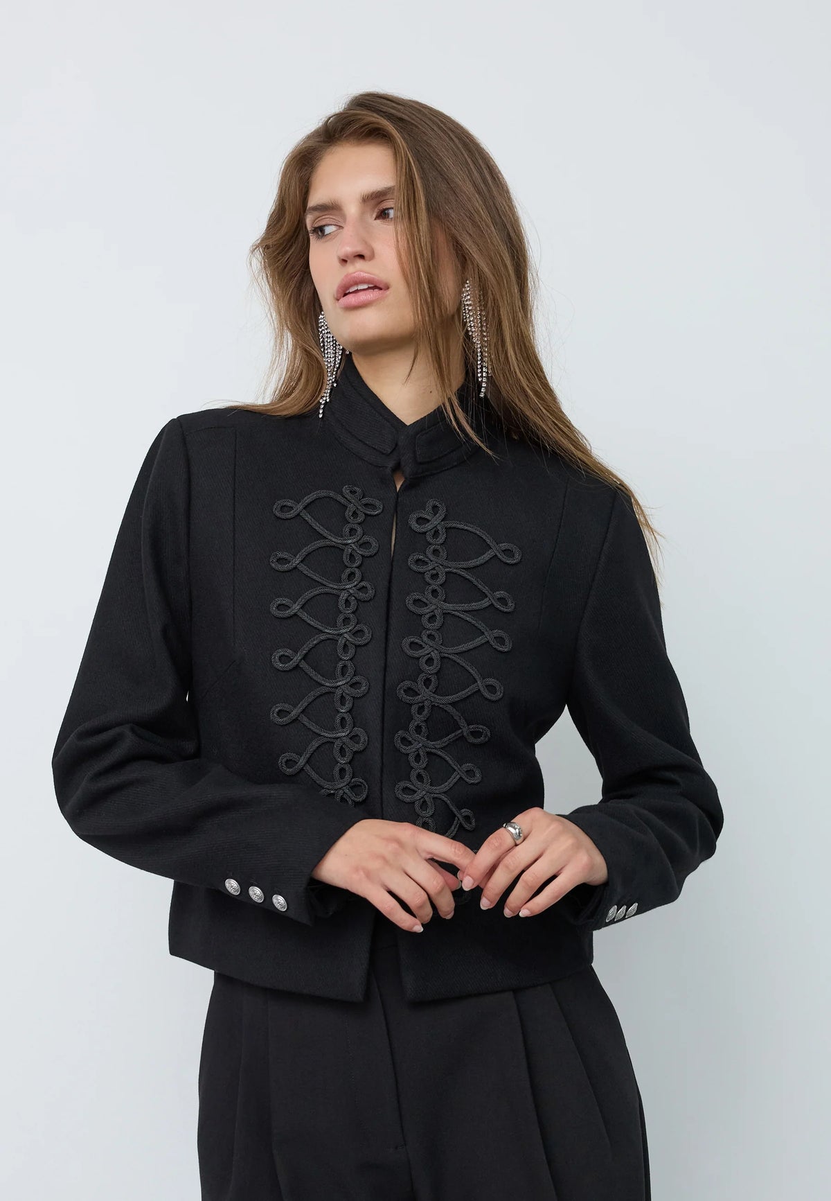 Zwart getailleerd Co'Couture jasje met decoratieve koordlussen