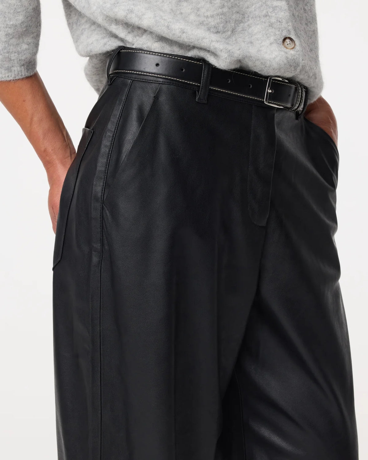 Knit-ted Pantalon Alba in Black van soepel imitatieleer detail