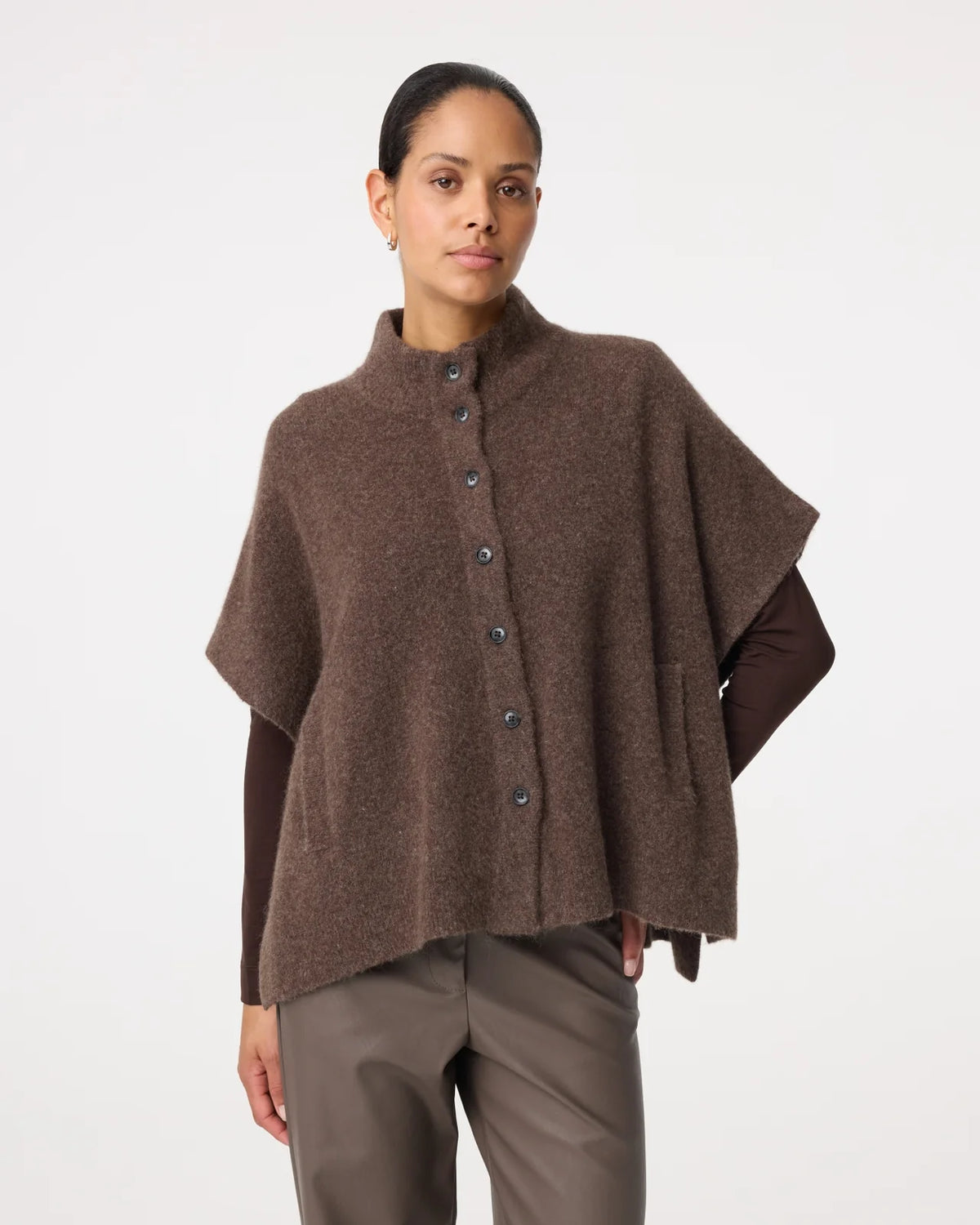 Knit-ted Tove poncho in Choco voorzijde