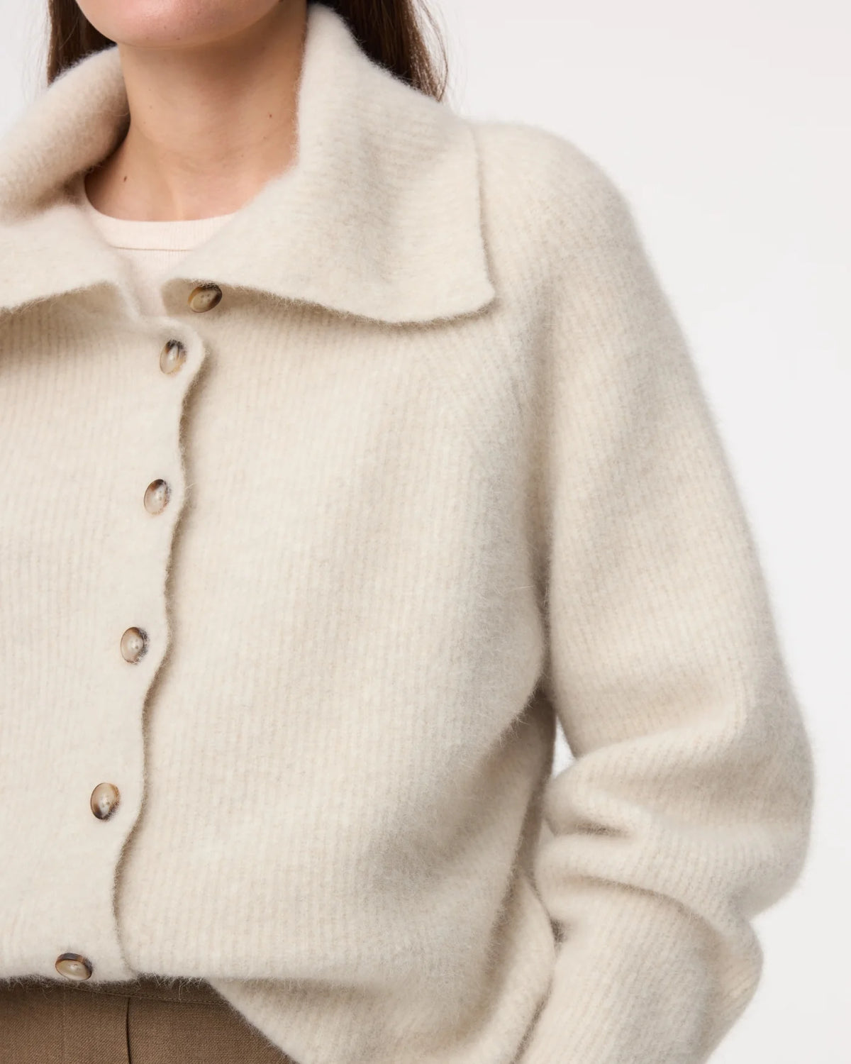 Beige Knit-ted Milo vest met opstaande kraag