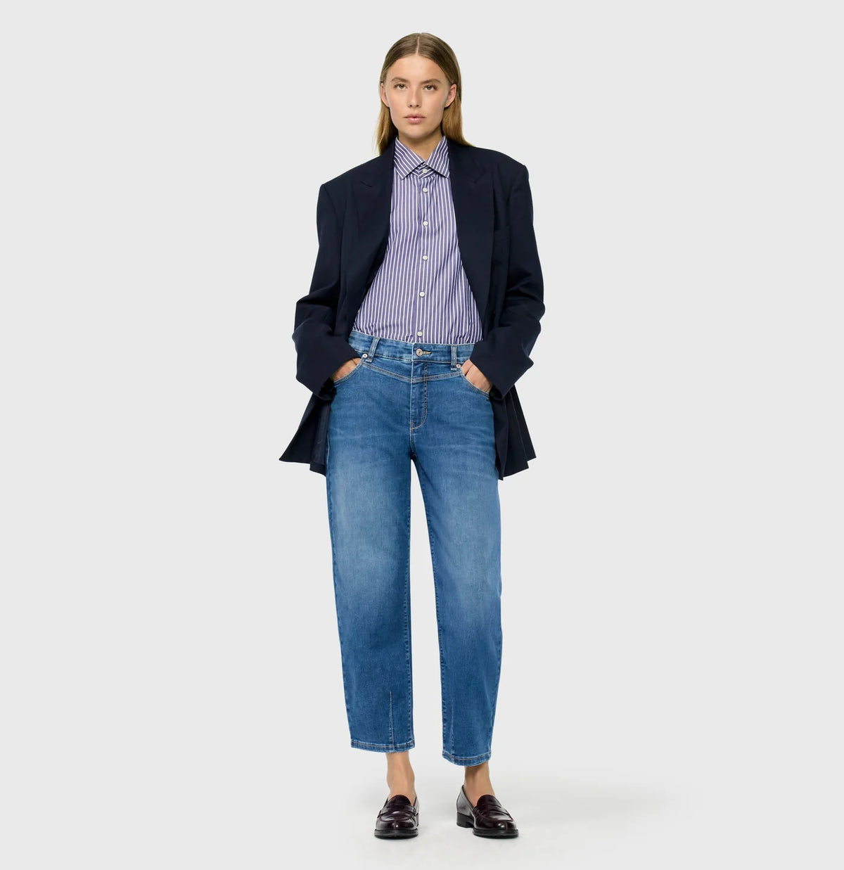 MAC Bobbie barrel jeans in Mid Blue Use Washed gedragen