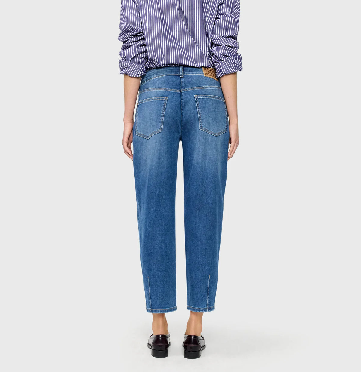 MAC Bobbie barrel jeans in Mid Blue Use Washed achterkant