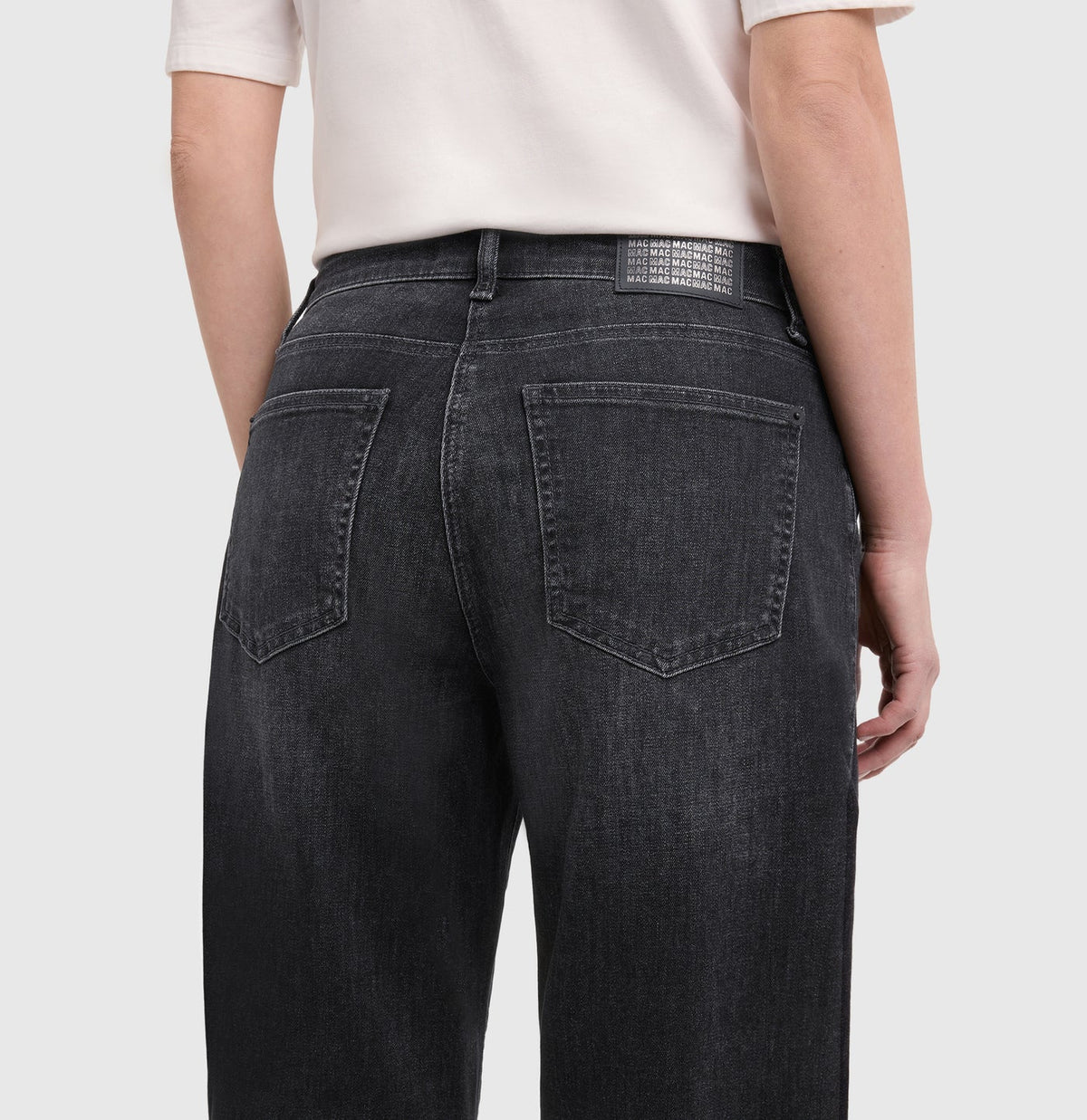 MAC Danni barrel jeans in Authentic Black Wash detail