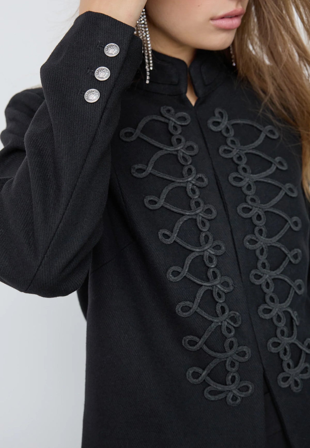 Detail van het zwarte Co'Couture RexiaCC jasje met knoopjes aan de mouwen