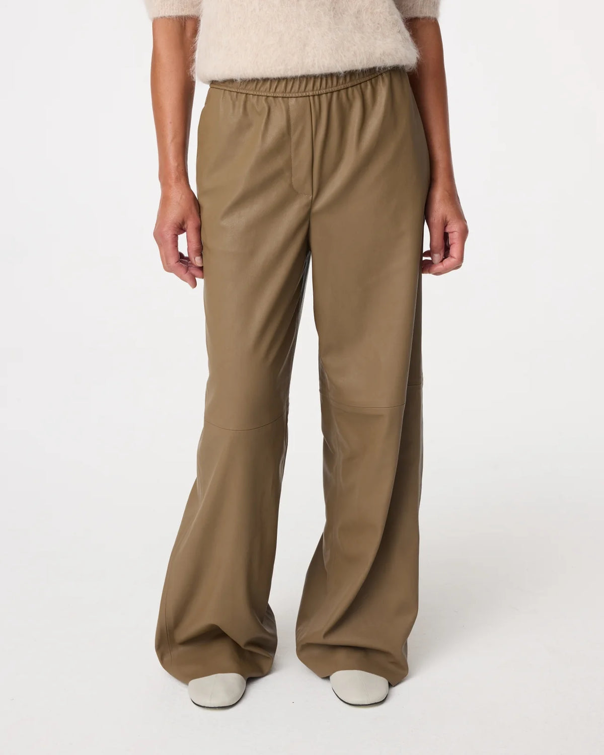 Knit-ted Pantalon Ada in Hazel van soepel imitatieleer