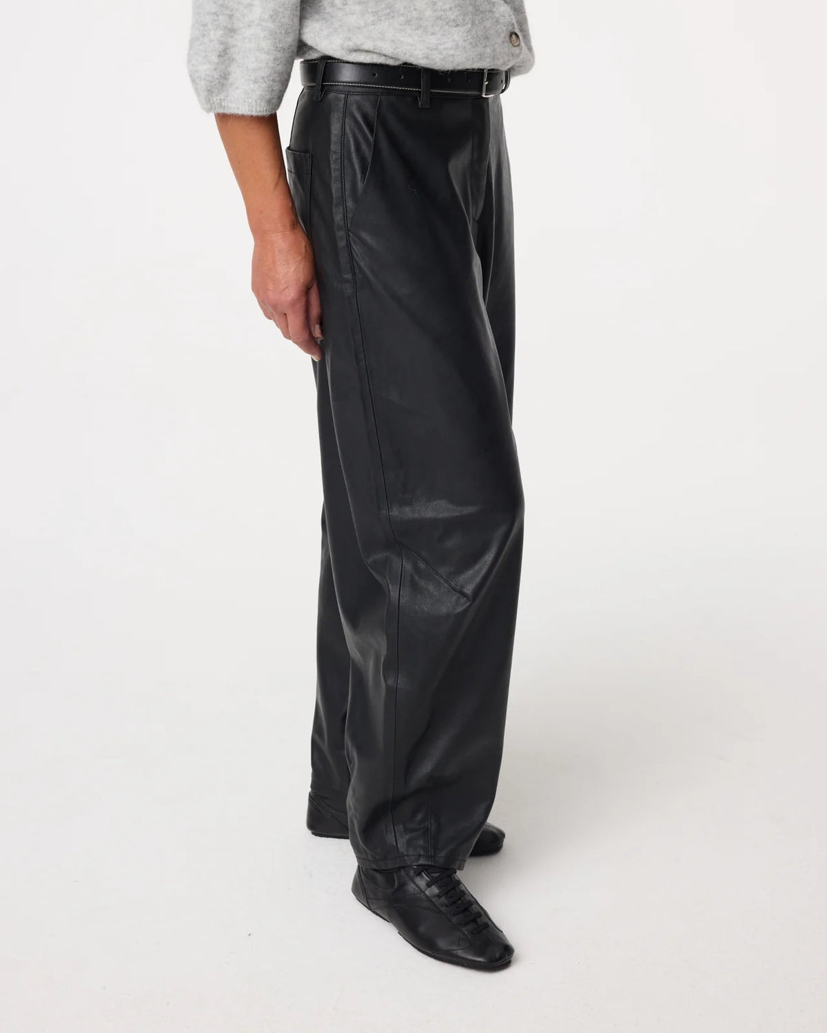 Knit-ted Pantalon Alba in Black van soepel imitatieleer