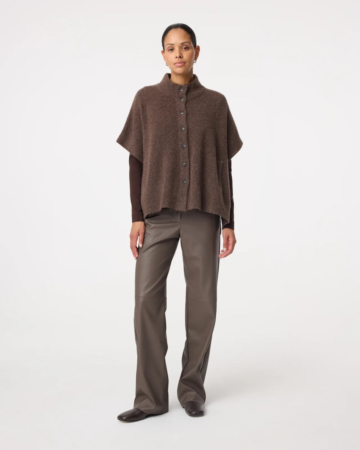 Bruine Knit-ted Tove poncho met knoopsluiting