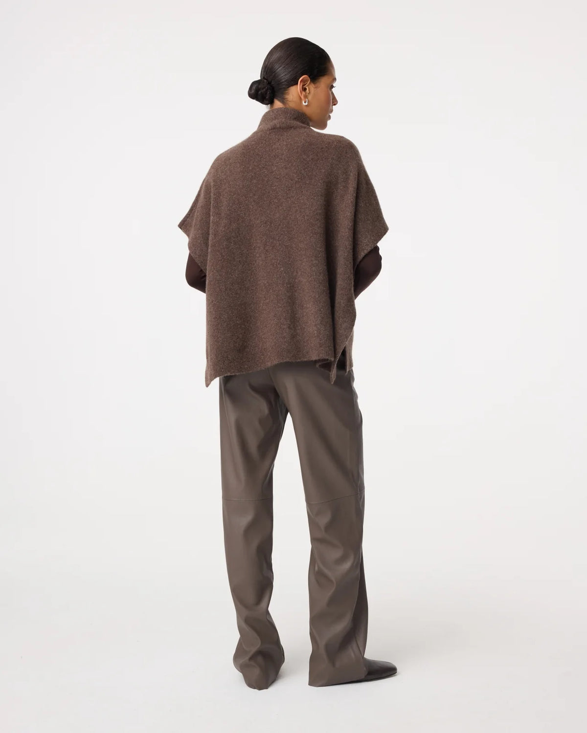 Knit-ted Tove poncho in Choco achterzijde