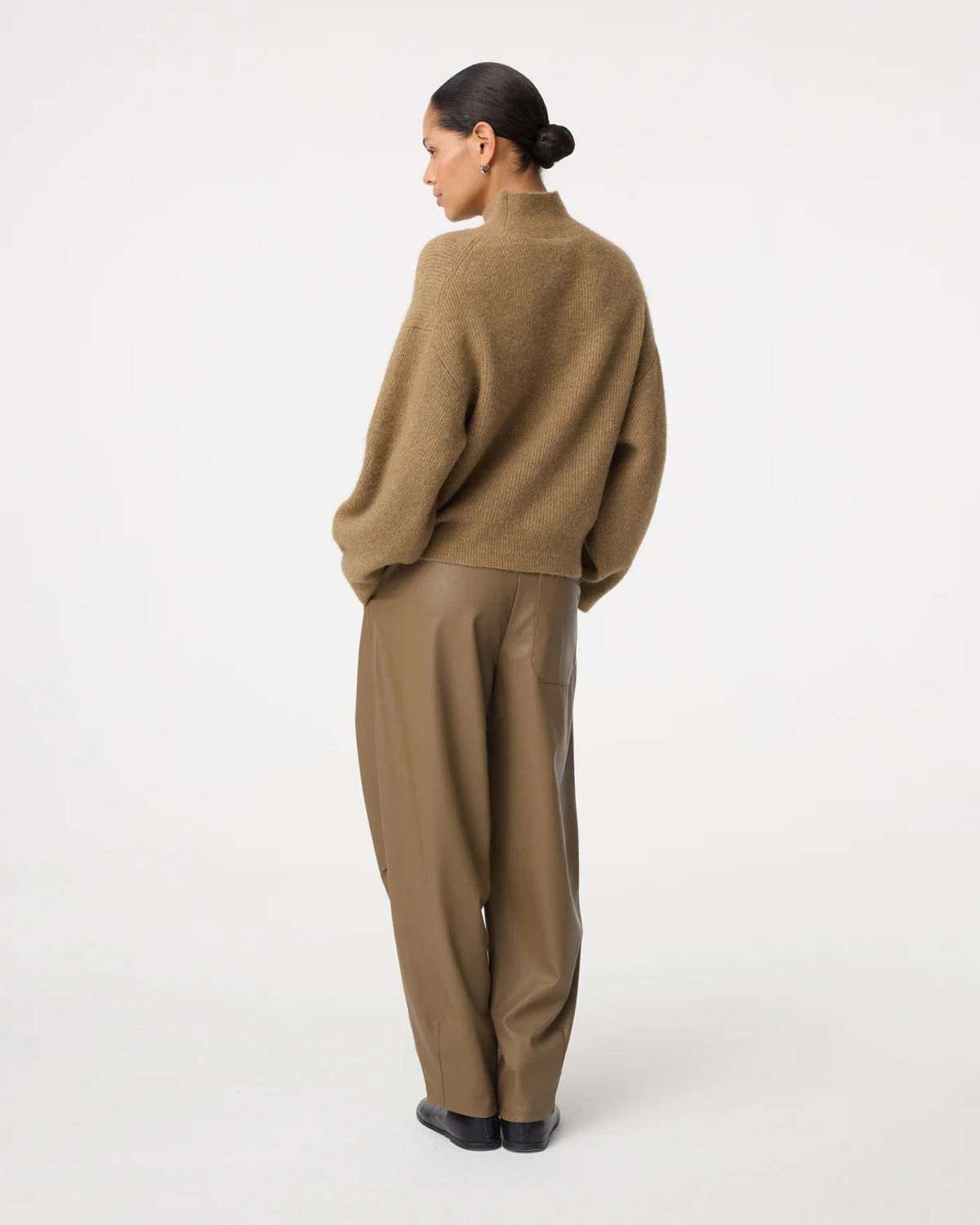 Knit-ted Cechi trui in Hazel achterzijde