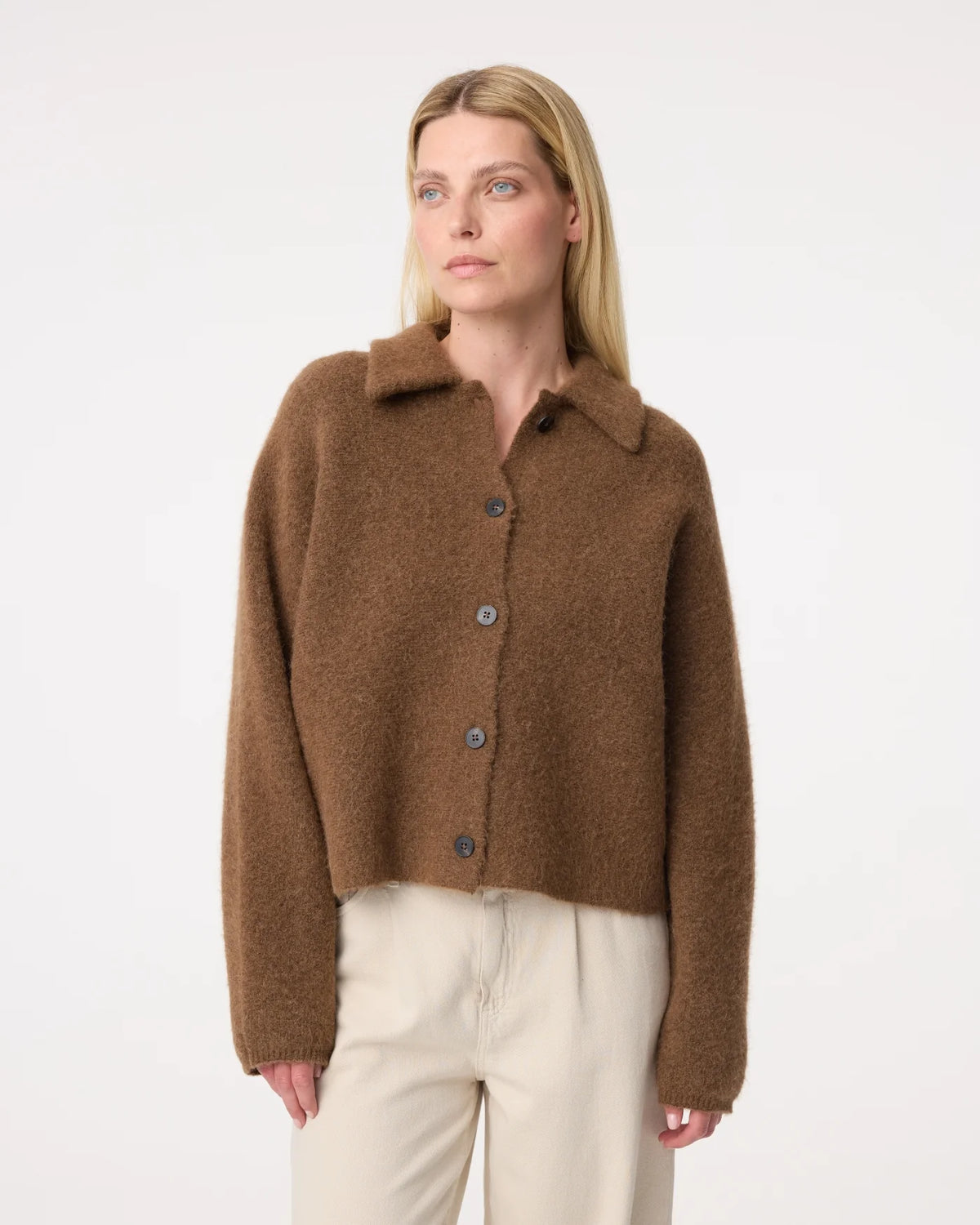 Knit-ted Gigi vest in Mid Brown voorzijde