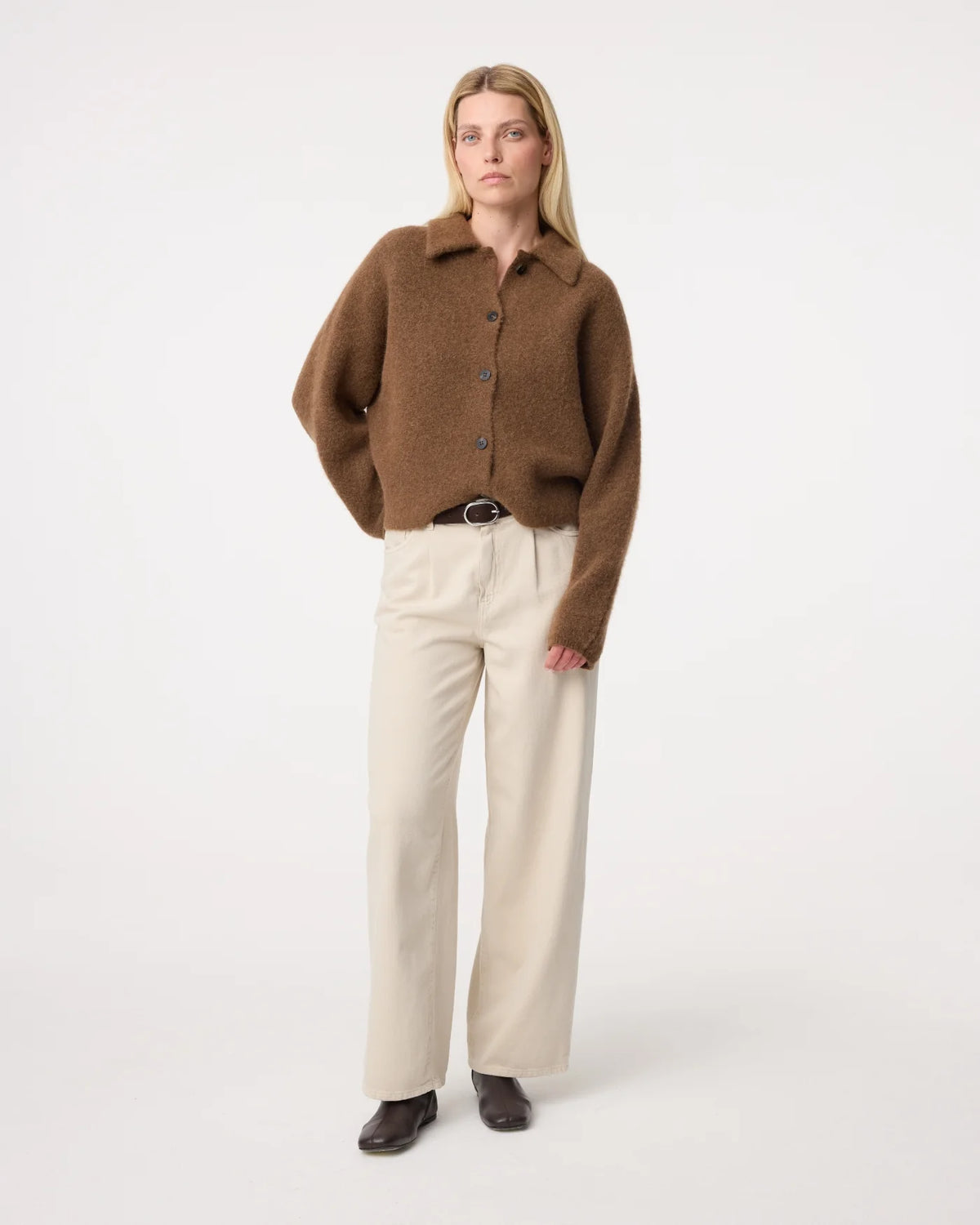 Knit-ted Gigi vest in Mid Brown voorzijde
