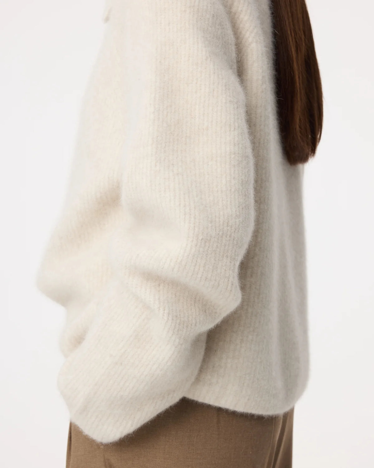 Detail van de oversized kraag van het Knit-ted Milo vest