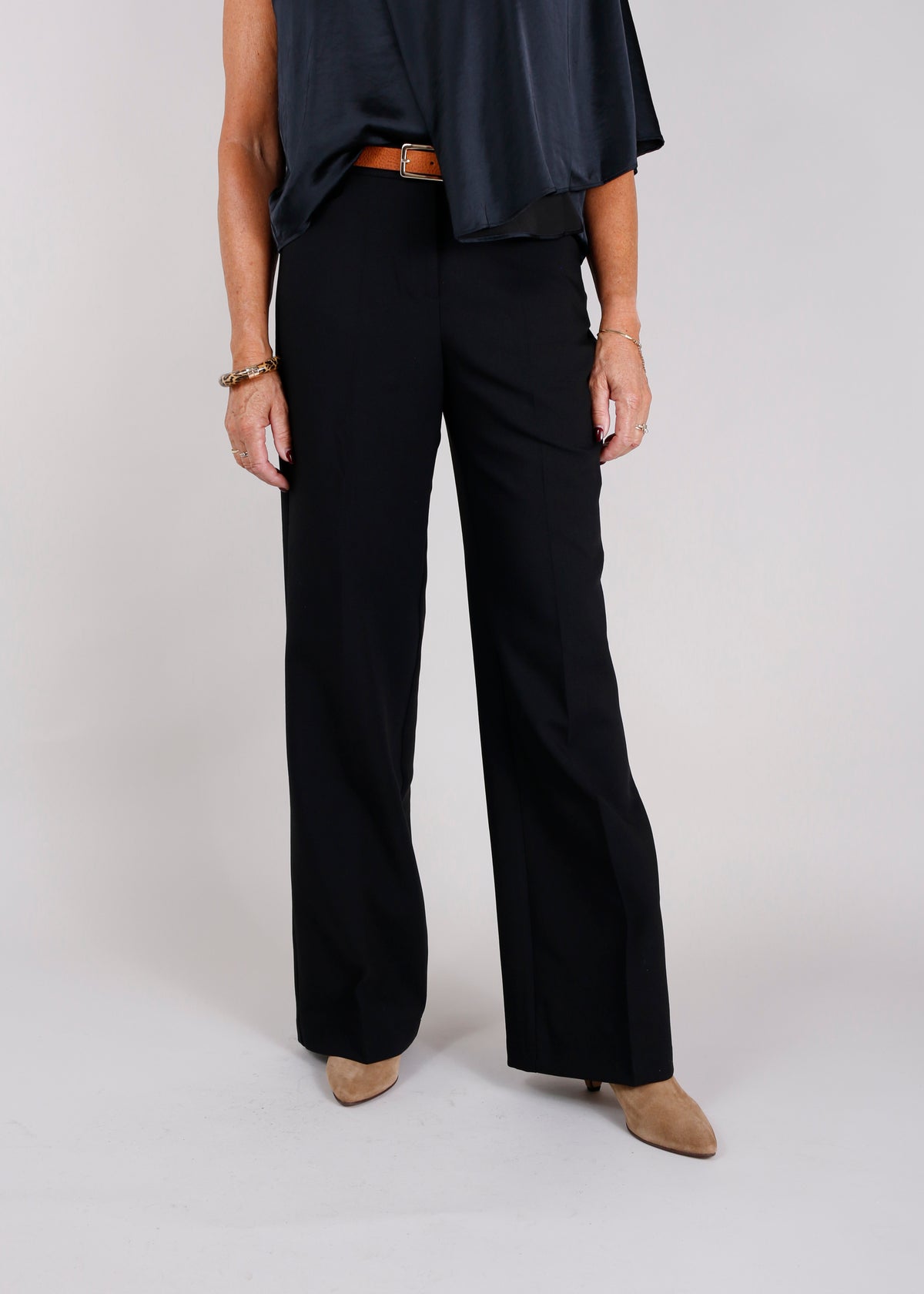 La Vie Pantalon Emma in Black met rechte wide leg pasvorm