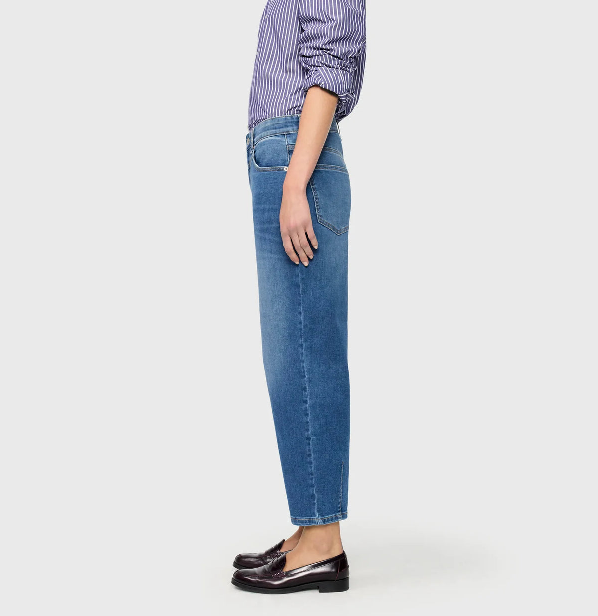 MAC Bobbie barrel jeans in Mid Blue Use Washed zijkant