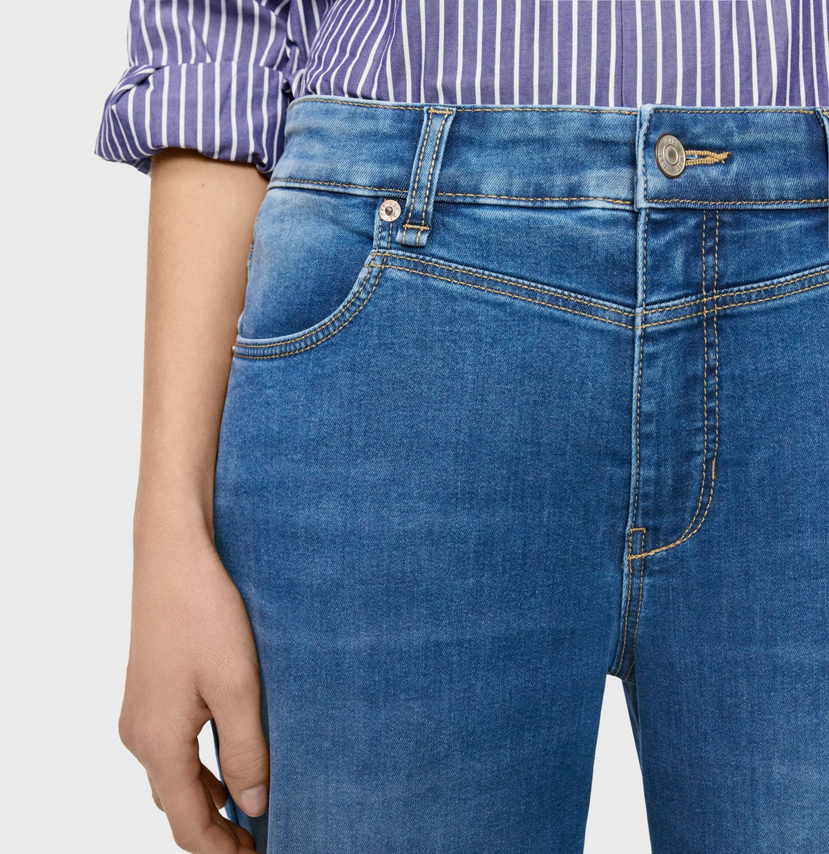 MAC Bobbie barrel jeans in Mid Blue Use Washed detail