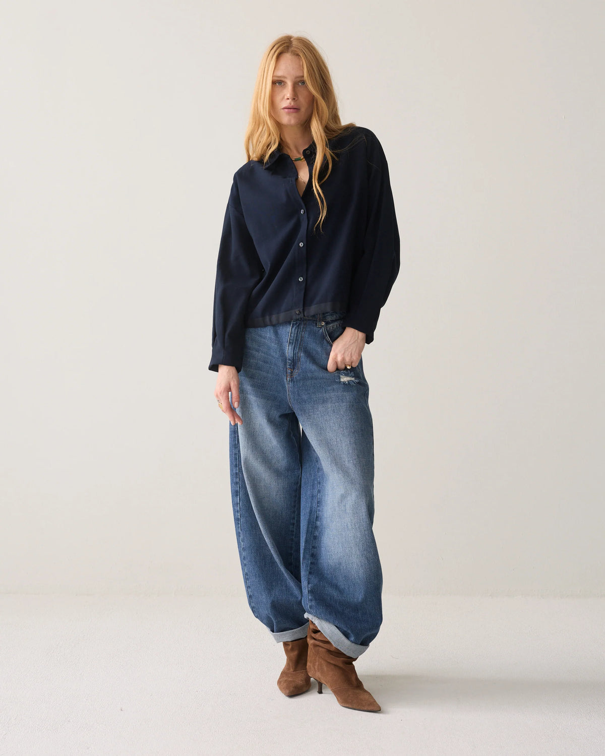 Summum blauwe blouse met tunnelkoord gedragen door model