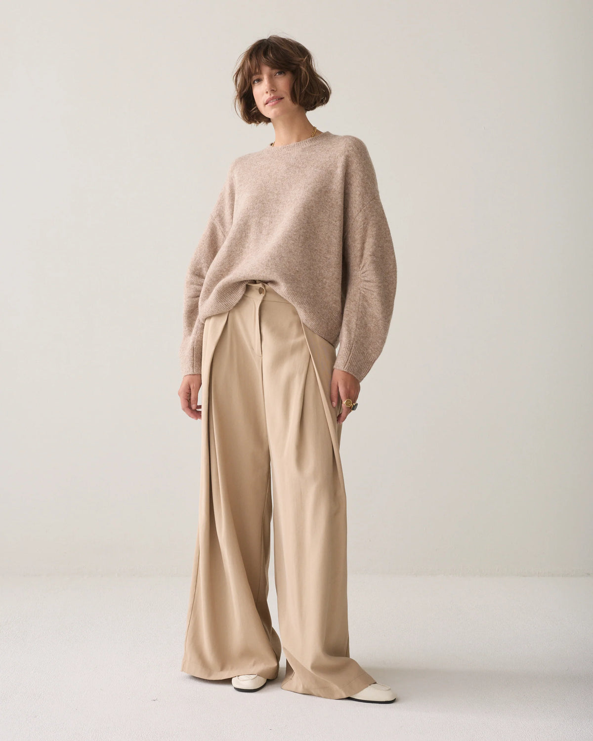 Summum creme boxy trui gedragen door model